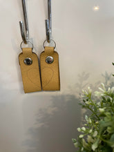 Load image into Gallery viewer, Heart set leather keychain