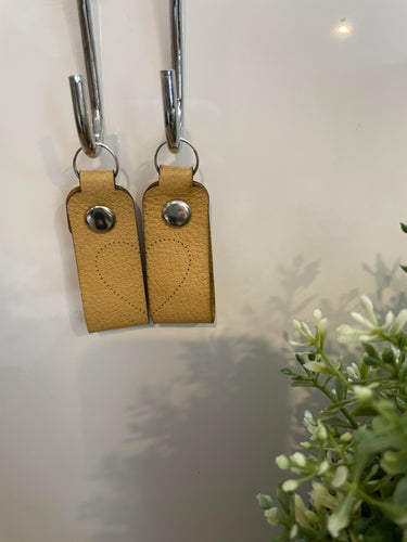 Heart set leather keychain