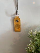 Load image into Gallery viewer, Leather keychain - Mom